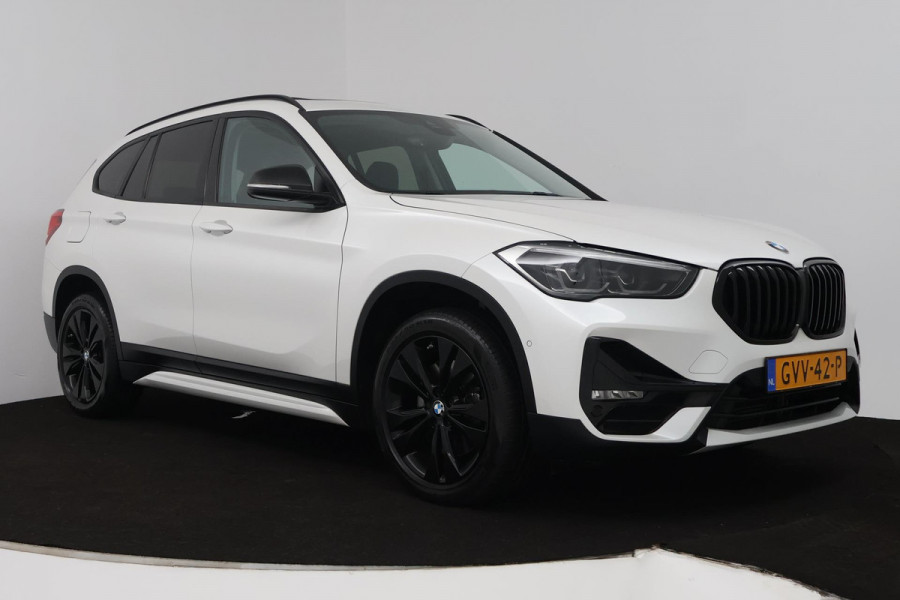 BMW X1 SDrive20i High Executive (PANORAMADAK, HARMAN/KARDON, GROOT-NAVIGATIE, STOELVERWARMING, DEALER ONDERHOUDEN)