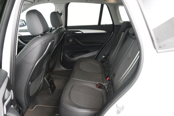 BMW X1 SDrive20i High Executive (PANORAMADAK, HARMAN/KARDON, GROOT-NAVIGATIE, STOELVERWARMING, DEALER ONDERHOUDEN)