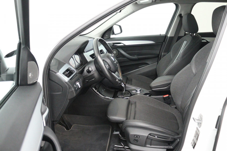 BMW X1 SDrive20i High Executive (PANORAMADAK, HARMAN/KARDON, GROOT-NAVIGATIE, STOELVERWARMING, DEALER ONDERHOUDEN)