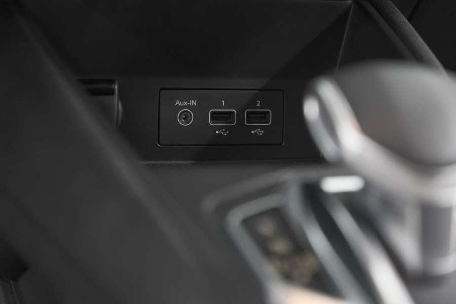 Renault Captur 1.6 E-Tech Plug-in Hybrid 160 Intens | Camera | 9.3 Inch Groot Scherm | Apple Carplay | Parkeersensoren Renault Captur 1.6 E-Tech Plug-in Hybrid 160 Intens | Camera | 9.3 Inch Groot Scherm | Apple Carplay | Parkeersensoren