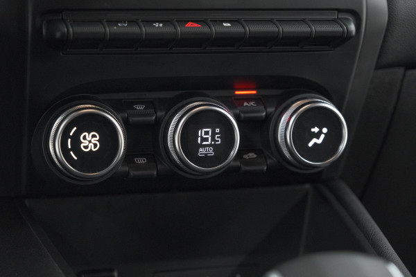 Renault Captur 1.6 E-Tech Plug-in Hybrid 160 Intens | Camera | 9.3 Inch Groot Scherm | Apple Carplay | Parkeersensoren Renault Captur 1.6 E-Tech Plug-in Hybrid 160 Intens | Camera | 9.3 Inch Groot Scherm | Apple Carplay | Parkeersensoren