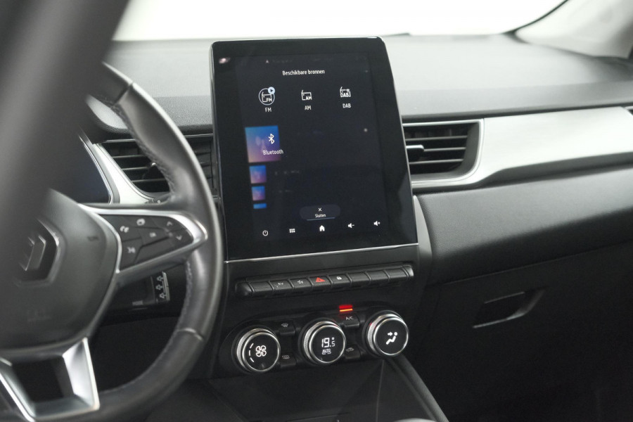 Renault Captur 1.6 E-Tech Plug-in Hybrid 160 Intens | Camera | 9.3 Inch Groot Scherm | Apple Carplay | Parkeersensoren Renault Captur 1.6 E-Tech Plug-in Hybrid 160 Intens | Camera | 9.3 Inch Groot Scherm | Apple Carplay | Parkeersensoren