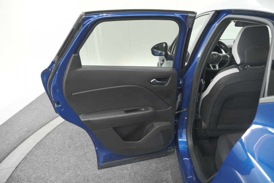 Renault Captur 1.6 E-Tech Plug-in Hybrid 160 Intens | Camera | 9.3 Inch Groot Scherm | Apple Carplay | Parkeersensoren Renault Captur 1.6 E-Tech Plug-in Hybrid 160 Intens | Camera | 9.3 Inch Groot Scherm | Apple Carplay | Parkeersensoren