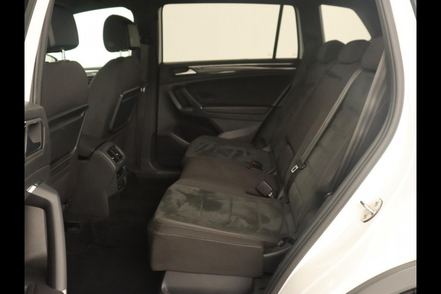 Volkswagen Tiguan Allspace 1.5 TSI R Line | Stoelverwarming | Camera | Adaptive cruise | Carplay | Navigatie | Full LED | 20'' | Keyless | Park Assist