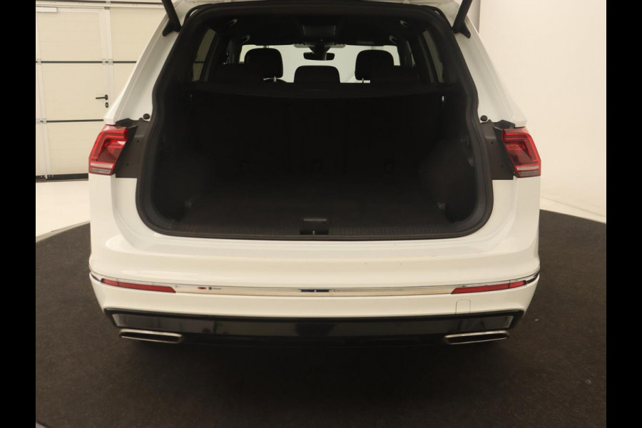 Volkswagen Tiguan Allspace 1.5 TSI R Line | Stoelverwarming | Camera | Adaptive cruise | Carplay | Navigatie | Full LED | 20'' | Keyless | Park Assist