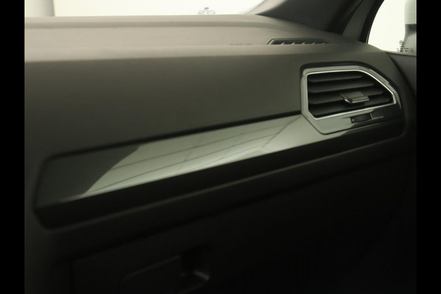 Volkswagen Tiguan Allspace 1.5 TSI R Line | Stoelverwarming | Camera | Adaptive cruise | Carplay | Navigatie | Full LED | 20'' | Keyless | Park Assist