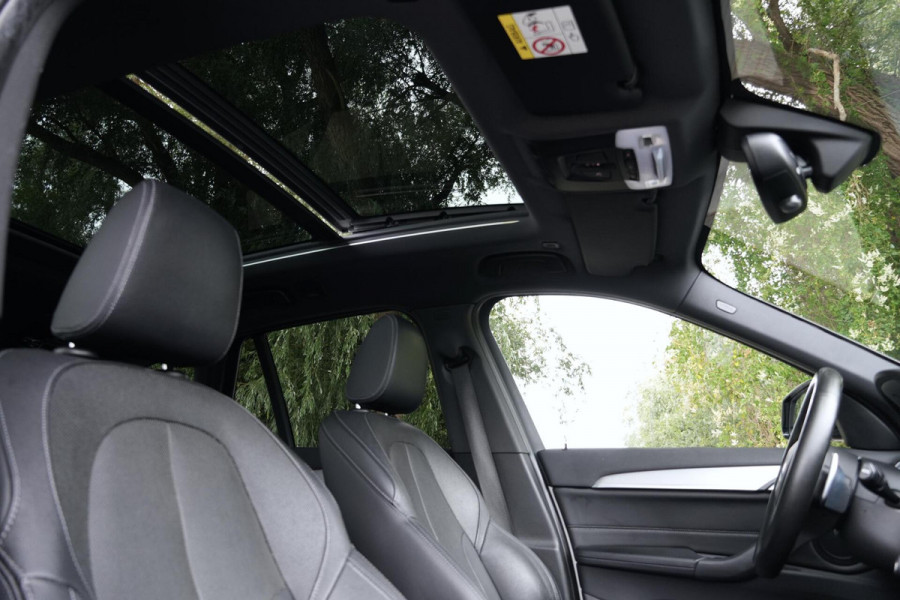 BMW X1 xDrive20i M Sport High Executive Facelift Automaat 192 PK | Pano-dak | CarPlay | Acc | HUD| Leder + Verward | Led | Pdc | Dealer