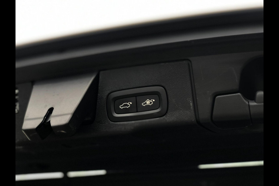 Volvo XC60 2.0 T5 R-Design | Pano, Navi, Stoel+Stuurverw., 360 Camera, Carplay/Android, Leder/Alcant. | Dealeronderhouden | NAP |