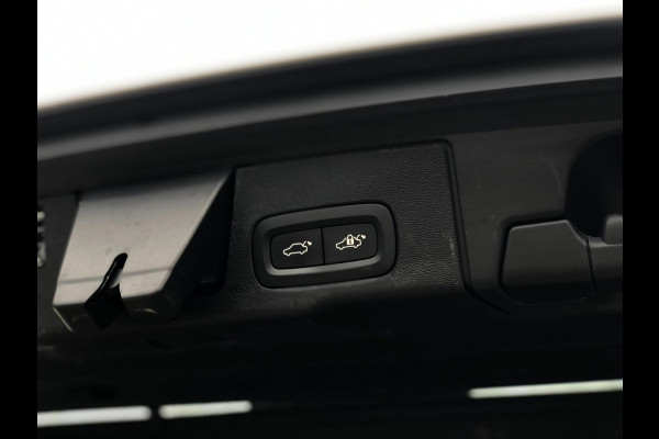 Volvo XC60 2.0 T5 R-Design | Pano, Navi, Stoel+Stuurverw., 360 Camera, Carplay/Android, Leder/Alcant. | Dealeronderhouden | NAP |