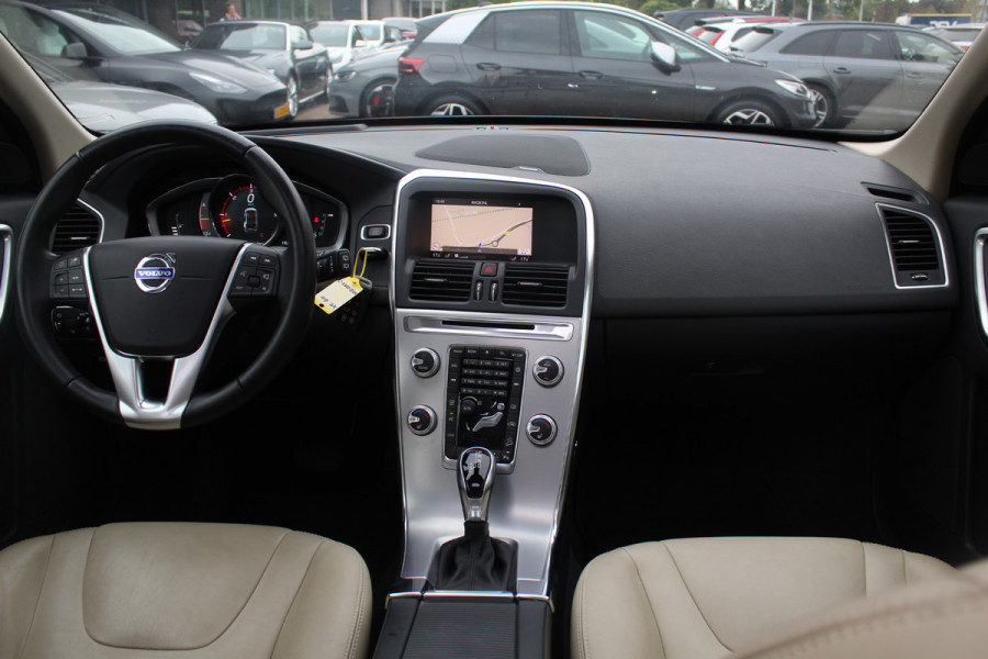 Volvo XC60 2.4 D4 Polar+ / NIEUWSTAAT! / Trekhaak / Panoramadak / Camera / Leder / Keyless / ACC / 18'' / Bliss / Standverwarming / Dodehoek / Navigatie /  Xenon