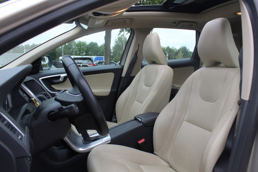 Volvo XC60 2.4 D4 Polar+ / NIEUWSTAAT! / Trekhaak / Panoramadak / Camera / Leder / Keyless / ACC / 18'' / Bliss / Standverwarming / Dodehoek / Navigatie /  Xenon