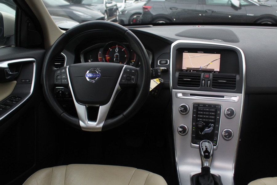 Volvo XC60 2.4 D4 Polar+ / NIEUWSTAAT! / Trekhaak / Panoramadak / Camera / Leder / Keyless / ACC / 18'' / Bliss / Standverwarming / Dodehoek / Navigatie /  Xenon