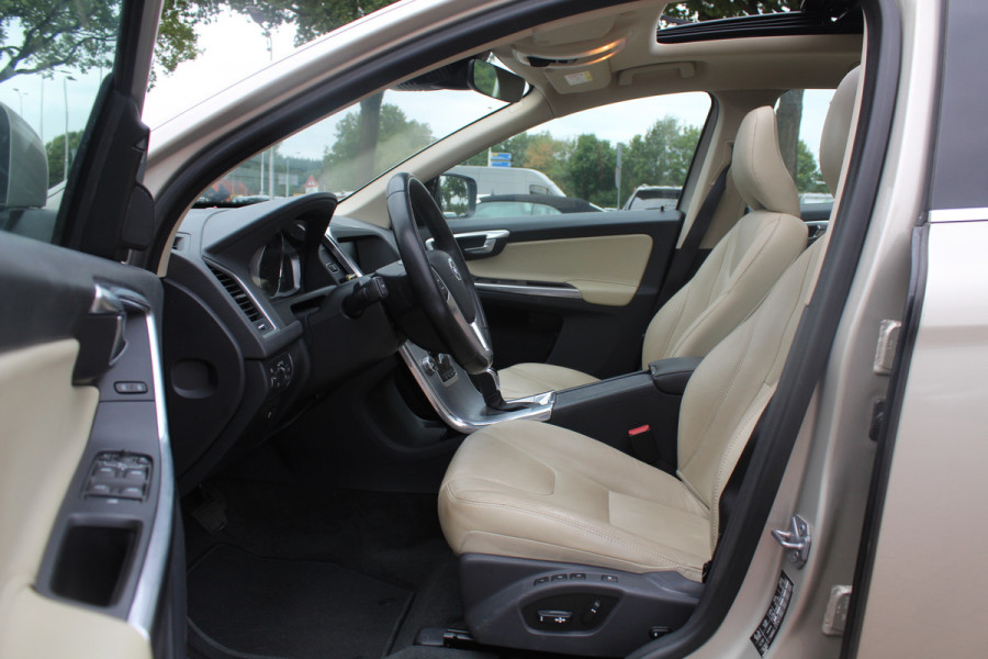 Volvo XC60 2.4 D4 Polar+ / NIEUWSTAAT! / Trekhaak / Panoramadak / Camera / Leder / Keyless / ACC / 18'' / Bliss / Standverwarming / Dodehoek / Navigatie /  Xenon