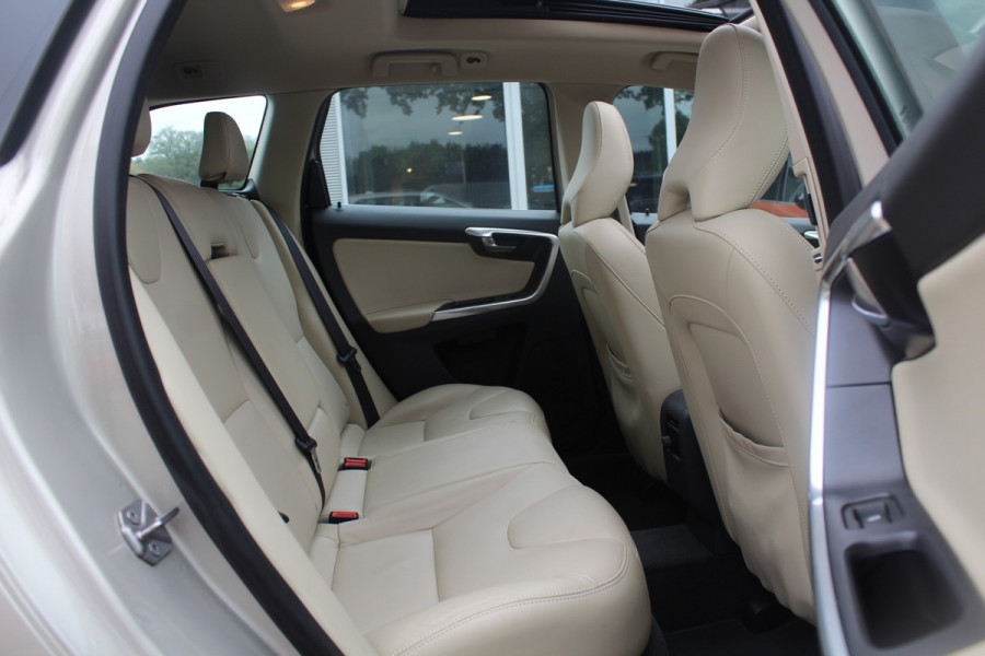 Volvo XC60 2.4 D4 Polar+ / NIEUWSTAAT! / Trekhaak / Panoramadak / Camera / Leder / Keyless / ACC / 18'' / Bliss / Standverwarming / Dodehoek / Navigatie /  Xenon