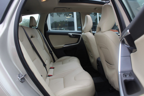 Volvo XC60 2.4 D4 Polar+ / NIEUWSTAAT! / Trekhaak / Panoramadak / Camera / Leder / Keyless / ACC / 18'' / Bliss / Standverwarming / Dodehoek / Navigatie /  Xenon