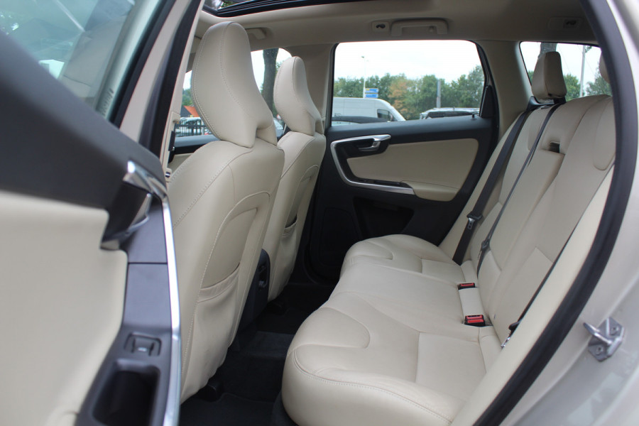 Volvo XC60 2.4 D4 Polar+ / NIEUWSTAAT! / Trekhaak / Panoramadak / Camera / Leder / Keyless / ACC / 18'' / Bliss / Standverwarming / Dodehoek / Navigatie /  Xenon