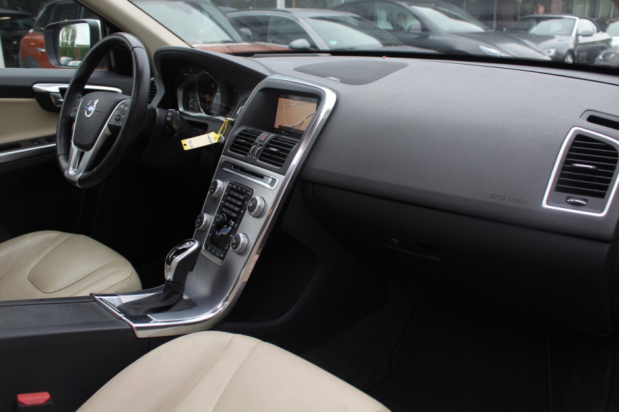 Volvo XC60 2.4 D4 Polar+ / NIEUWSTAAT! / Trekhaak / Panoramadak / Camera / Leder / Keyless / ACC / 18'' / Bliss / Standverwarming / Dodehoek / Navigatie /  Xenon