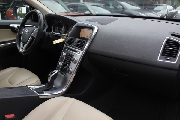 Volvo XC60 2.4 D4 Polar+ / NIEUWSTAAT! / Trekhaak / Panoramadak / Camera / Leder / Keyless / ACC / 18'' / Bliss / Standverwarming / Dodehoek / Navigatie /  Xenon