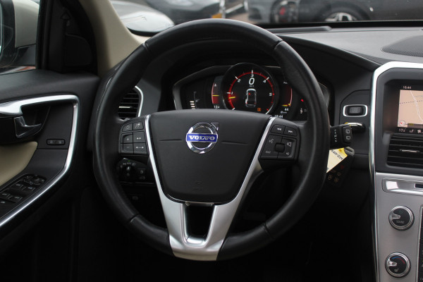 Volvo XC60 2.4 D4 Polar+ / NIEUWSTAAT! / Trekhaak / Panoramadak / Camera / Leder / Keyless / ACC / 18'' / Bliss / Standverwarming / Dodehoek / Navigatie /  Xenon