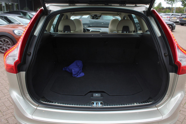 Volvo XC60 2.4 D4 Polar+ / NIEUWSTAAT! / Trekhaak / Panoramadak / Camera / Leder / Keyless / ACC / 18'' / Bliss / Standverwarming / Dodehoek / Navigatie /  Xenon