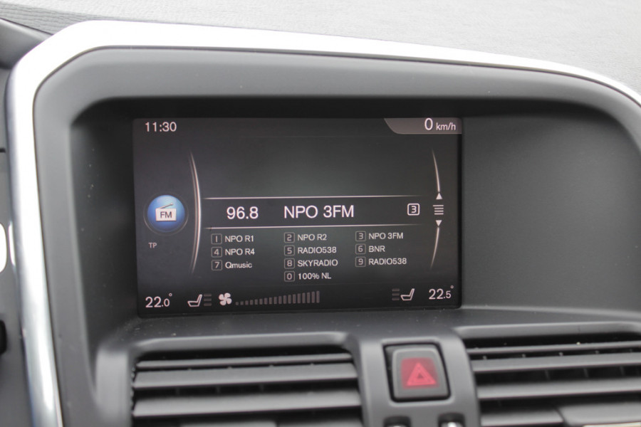 Volvo XC60 2.4 D4 Polar+ / NIEUWSTAAT! / Trekhaak / Panoramadak / Camera / Leder / Keyless / ACC / 18'' / Bliss / Standverwarming / Dodehoek / Navigatie /  Xenon