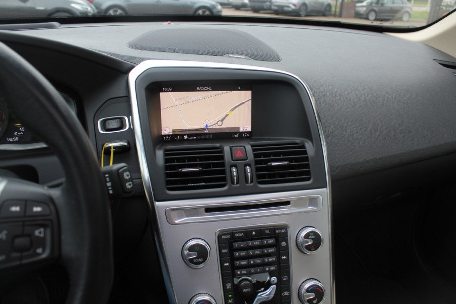 Volvo XC60 2.4 D4 Polar+ / NIEUWSTAAT! / Trekhaak / Panoramadak / Camera / Leder / Keyless / ACC / 18'' / Bliss / Standverwarming / Dodehoek / Navigatie /  Xenon