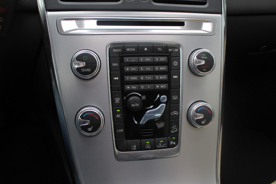 Volvo XC60 2.4 D4 Polar+ / NIEUWSTAAT! / Trekhaak / Panoramadak / Camera / Leder / Keyless / ACC / 18'' / Bliss / Standverwarming / Dodehoek / Navigatie /  Xenon