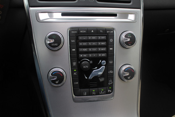 Volvo XC60 2.4 D4 Polar+ / NIEUWSTAAT! / Trekhaak / Panoramadak / Camera / Leder / Keyless / ACC / 18'' / Bliss / Standverwarming / Dodehoek / Navigatie /  Xenon