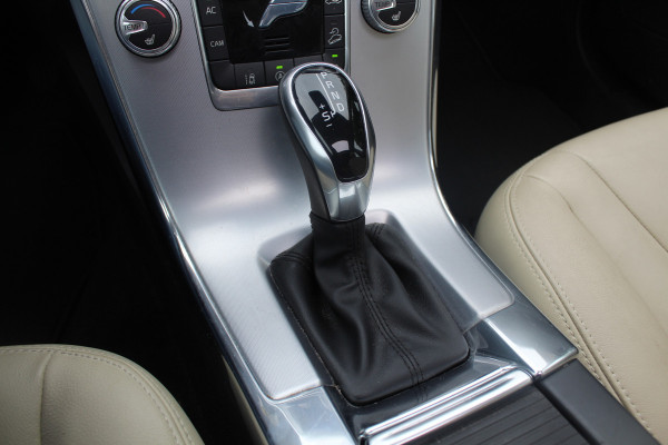 Volvo XC60 2.4 D4 Polar+ / NIEUWSTAAT! / Trekhaak / Panoramadak / Camera / Leder / Keyless / ACC / 18'' / Bliss / Standverwarming / Dodehoek / Navigatie /  Xenon