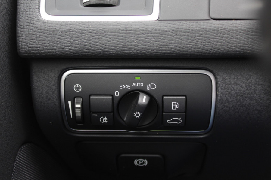 Volvo XC60 2.4 D4 Polar+ / NIEUWSTAAT! / Trekhaak / Panoramadak / Camera / Leder / Keyless / ACC / 18'' / Bliss / Standverwarming / Dodehoek / Navigatie /  Xenon