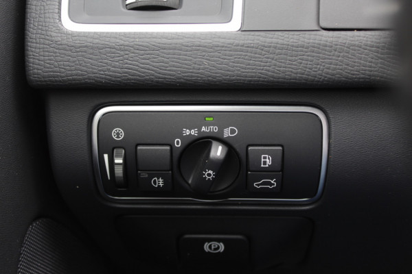 Volvo XC60 2.4 D4 Polar+ / NIEUWSTAAT! / Trekhaak / Panoramadak / Camera / Leder / Keyless / ACC / 18'' / Bliss / Standverwarming / Dodehoek / Navigatie /  Xenon