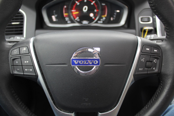 Volvo XC60 2.4 D4 Polar+ / NIEUWSTAAT! / Trekhaak / Panoramadak / Camera / Leder / Keyless / ACC / 18'' / Bliss / Standverwarming / Dodehoek / Navigatie /  Xenon