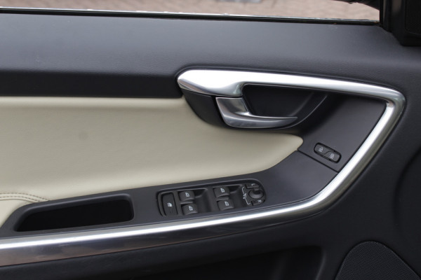 Volvo XC60 2.4 D4 Polar+ / NIEUWSTAAT! / Trekhaak / Panoramadak / Camera / Leder / Keyless / ACC / 18'' / Bliss / Standverwarming / Dodehoek / Navigatie /  Xenon