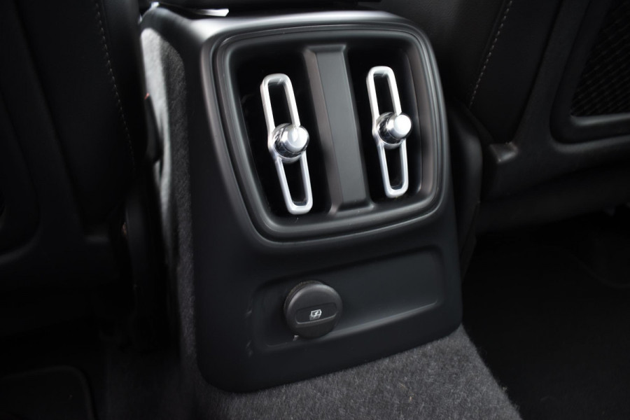 Volvo XC40 T5 262PK Automaat Plug-in Hybrid Inscription / Navigatie / Leren bekleding / Parkeersensoren v+a / Achteruitrijcamera / Cruise Control / Elektrische achterklep / 19" LM-Velgen