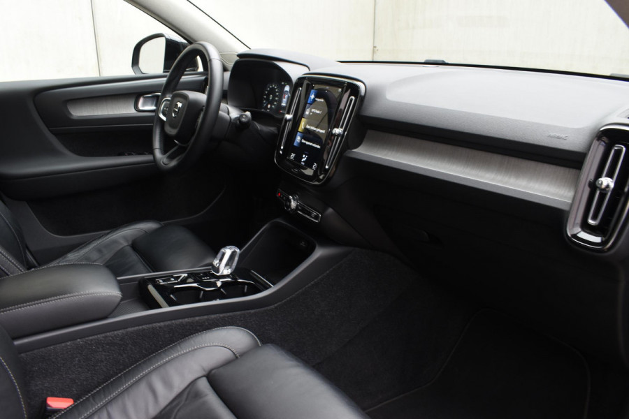 Volvo XC40 T5 262PK Automaat Plug-in Hybrid Inscription / Navigatie / Leren bekleding / Parkeersensoren v+a / Achteruitrijcamera / Cruise Control / Elektrische achterklep / 19" LM-Velgen