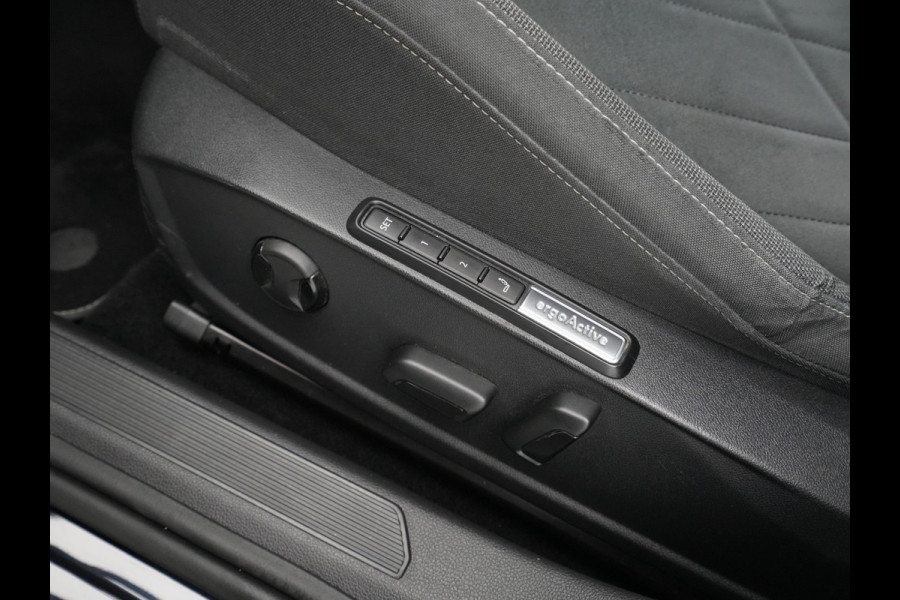 Volkswagen Golf 1.5 TSI 130pk Life Business Navigatie Trekhaak Stoelmemory Camera Stoel/stuurverwarming Carplay 217 Volkswagen Golf 1.5 TSI 130pk Life Business Navigatie Trekhaak Stoelmemory Camera Stoel/stuurverwarming Carplay 217