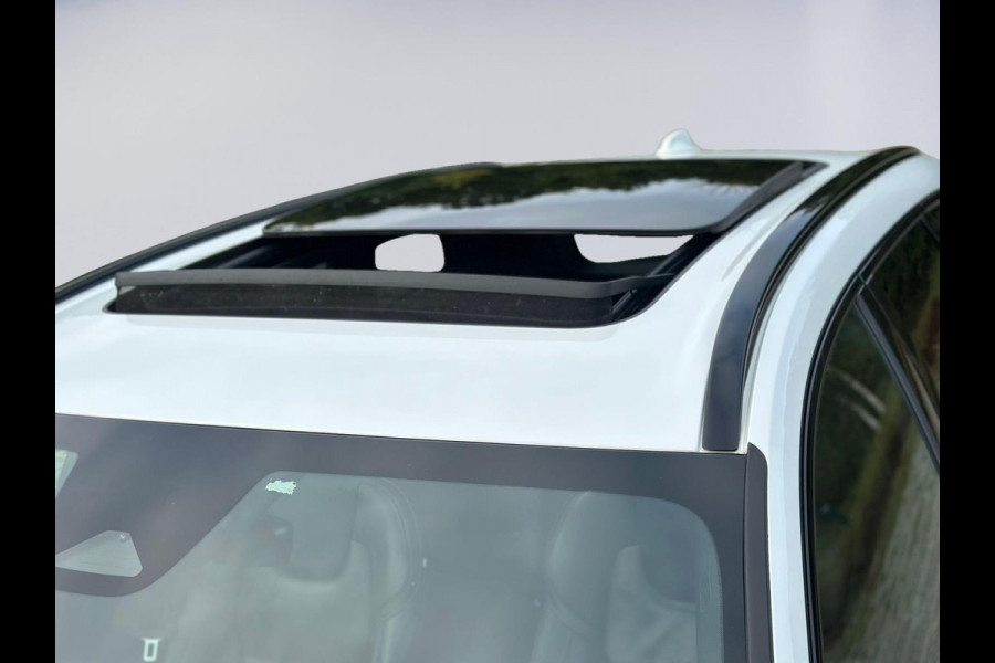 Volvo XC60 2.0 T8 317 pk Plug-in hybrid AWD R-Design, facelift, afn.trekhaak, parelmoer,panoramadak, VOL OPTIES, nl auto met nap
