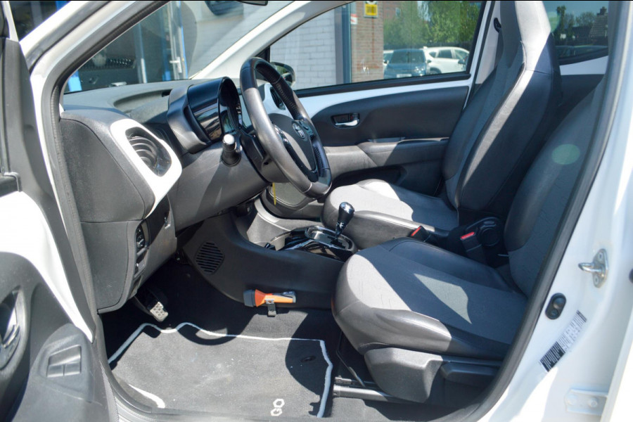 Toyota Aygo 1.0 VVT-i x-pose | Cabriodak | Navigatie | Clima | Automaat | Camera | 2 nieuwe banden