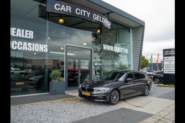BMW 5 Serie Touring 520i High Executive / HUD / ACC / Pano / CarPlay / Zetelverwarming BMW 5 Serie Touring 520i High Executive / HUD / ACC / Pano / CarPlay / Zetelverwarming