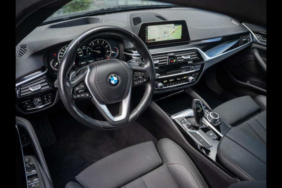 BMW 5 Serie Touring 520i High Executive / HUD / ACC / Pano / CarPlay / Zetelverwarming BMW 5 Serie Touring 520i High Executive / HUD / ACC / Pano / CarPlay / Zetelverwarming