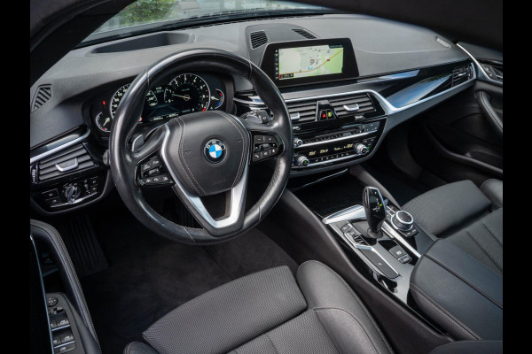 BMW 5 Serie Touring 520i High Executive / HUD / ACC / Pano / CarPlay / Zetelverwarming BMW 5 Serie Touring 520i High Executive / HUD / ACC / Pano / CarPlay / Zetelverwarming