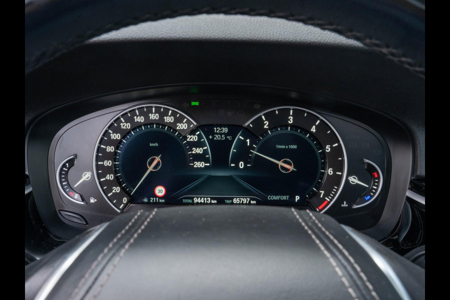 BMW 5 Serie Touring 520i High Executive / HUD / ACC / Pano / CarPlay / Zetelverwarming BMW 5 Serie Touring 520i High Executive / HUD / ACC / Pano / CarPlay / Zetelverwarming