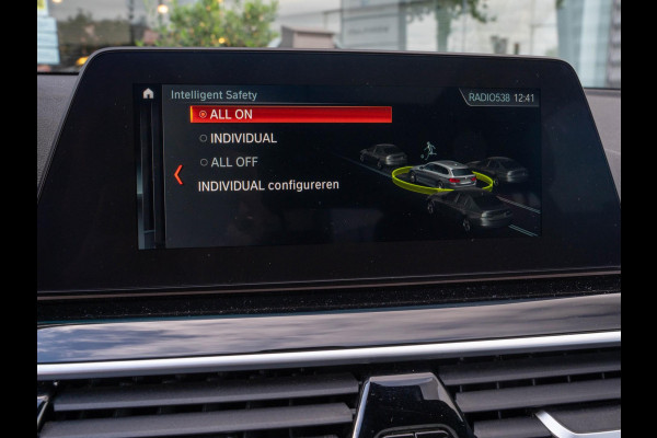 BMW 5 Serie Touring 520i High Executive / HUD / ACC / Pano / CarPlay / Zetelverwarming BMW 5 Serie Touring 520i High Executive / HUD / ACC / Pano / CarPlay / Zetelverwarming