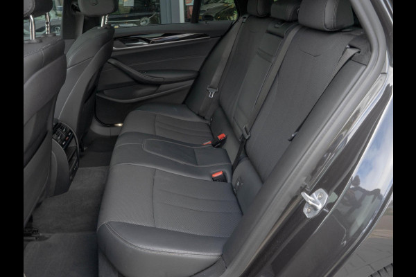 BMW 5 Serie Touring 520i High Executive / HUD / ACC / Pano / CarPlay / Zetelverwarming BMW 5 Serie Touring 520i High Executive / HUD / ACC / Pano / CarPlay / Zetelverwarming