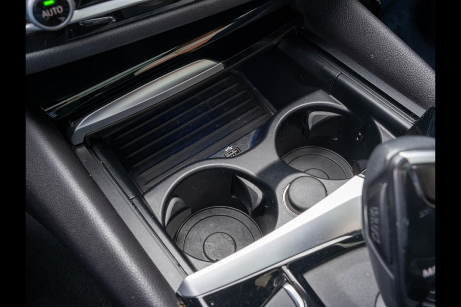 BMW 5 Serie Touring 520i High Executive / HUD / ACC / Pano / CarPlay / Zetelverwarming BMW 5 Serie Touring 520i High Executive / HUD / ACC / Pano / CarPlay / Zetelverwarming