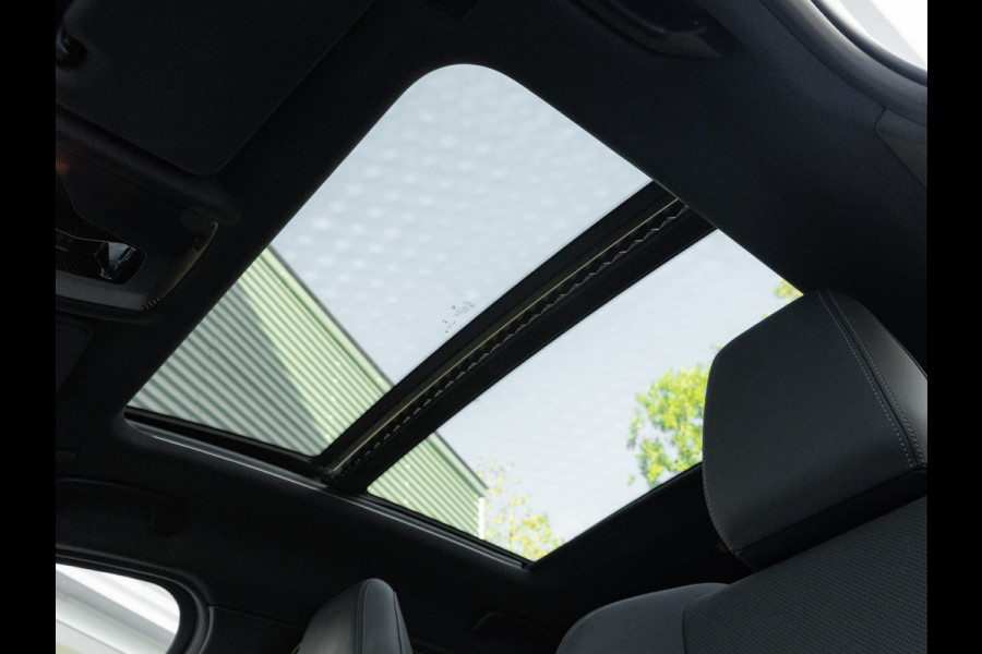 BMW 1-serie M135 xDrive - Pano - Trekhaak - Head-Up - Harman Kadon - Driving Ass