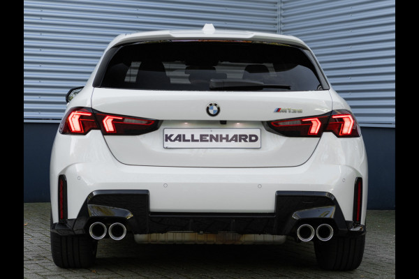 BMW 1-serie M135 xDrive - Pano - Trekhaak - Head-Up - Harman Kadon - Driving Ass