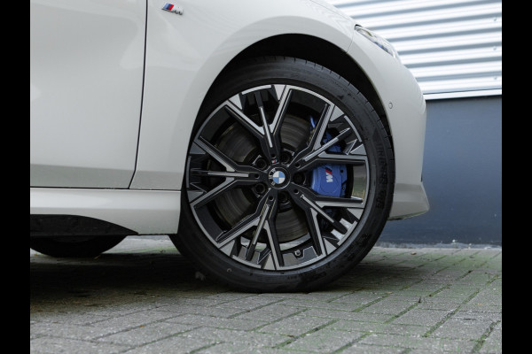 BMW 1-serie M135 xDrive - Pano - Trekhaak - Head-Up - Harman Kadon - Driving Ass
