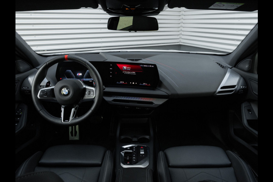 BMW 1-serie M135 xDrive - Pano - Trekhaak - Head-Up - Harman Kadon - Driving Ass