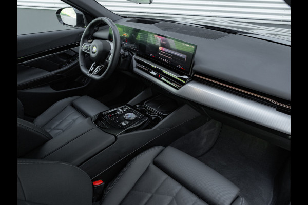 BMW 5 Serie Touring 520i M-Sport - Driving + Parking Ass Plus - Head-Up - Adaptive LED